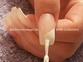 Nagellack in der Farbe weiß