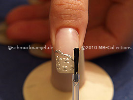 Fingernagel mit einem Klarlack überlackieren