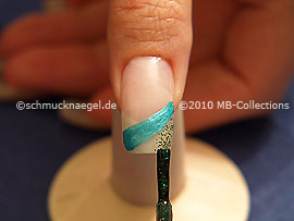 Nagellack in der Farbe grün-glitter