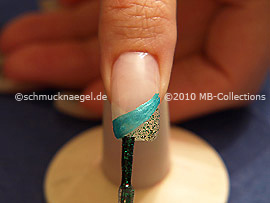 Nagellack in der Farbe grün-glitter