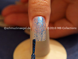 Nagellack in der Farbe blau-glitter