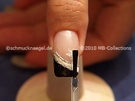 Fingernagel mit einem Klarlack überlackieren