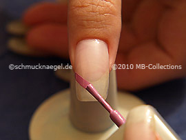 Nagellack in der Farbe lila