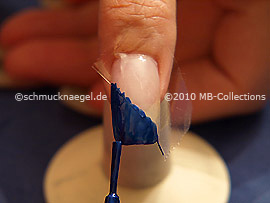 Nagellack in der Farbe dunkelblau