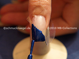 Nagellack in der Farbe dunkelblau