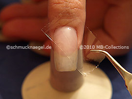 Durchsichtiges Klebeband und Pinzette