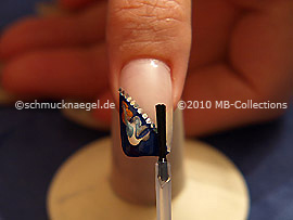 Fingernagel mit einem Klarlack überlackieren