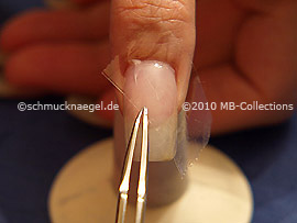 Durchsichtiges Klebeband und Pinzette