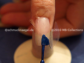 Nagellack in der Farbe dunkelblau
