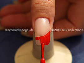 Nagellack in der Farbe dunkelorange