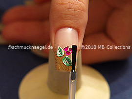 Fingernagel mit einem Klarlack überlackieren