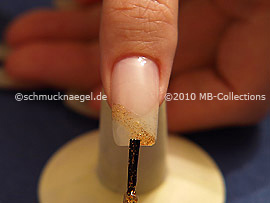 Nagellack in der Farbe kupfer-glitter