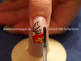Fingernagel mit einem Klarlack überlackieren