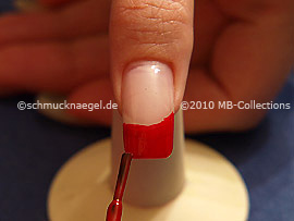 Nagellack in der Farbe dunkelrot