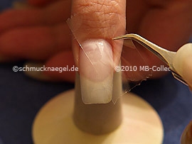 Durchsichtiges Klebeband und Pinzette