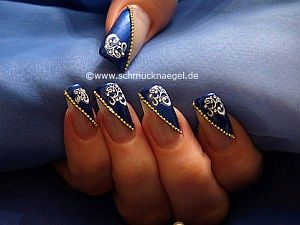 Nailart Perlenkette und Sticker