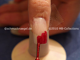 Nagellack in der Farbe dunkelrot