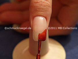 Nagellack in der Farbe kupfer