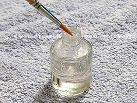 Glitter-Pulver in lila und Pinsel