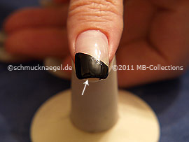 Bei künstlichen Fingernägeln die vordere Nagelkante mitlackieren