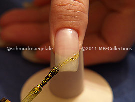 Nagellack in der Farbe gold-glitter