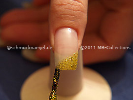 Nagellack in der Farbe gold-glitter