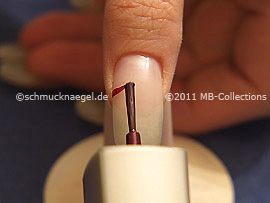 Nagellack in der Farbe aubergine