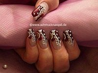 Dekoration der Fingernägel mit Ornament Motiv