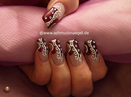 Dekoration der Fingernägel mit Ornament Motiv