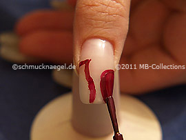 Nagellack in der Farbe aubergine