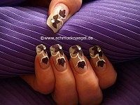 Getrocknete Blütenblätter für ein Nailart Motiv