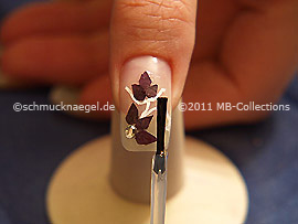 Fingernagel mit einem Klarlack überlackieren