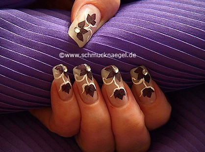 Getrocknete Blütenblätter für ein Nailart Motiv