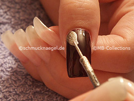 Nailart Liner in der Farbe gold