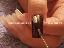 Nailart Liner in der Farbe gold