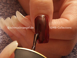 Nagellack in der Farbe dunkelrot