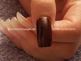 Nagellack in der Farbe dunkelrot