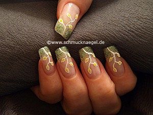 Osterzweig als Dekoration der Fingernägel