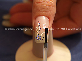 Fingernagel mit einem Klarlack überlackieren