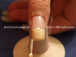 Nagellack in der Farbe beige
