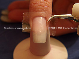 Durchsichtiges Klebeband und Pinzette