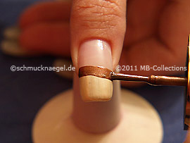 Nagellack in der Farbe dunkelbraun