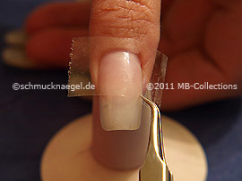 Durchsichtiges Klebeband und Pinzette