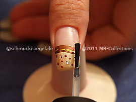 Fingernagel mit einem Klarlack überlackieren