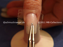 Durchsichtiges Klebeband und Pinzette