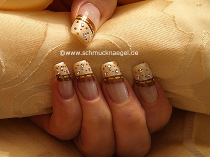 Gestalten mit Nagellack und Strasssteinen