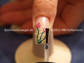 Fingernagel mit einem Klarlack überlackieren