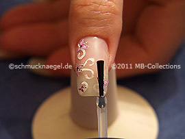 Fingernagel mit einem Klarlack überlackieren