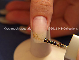 Nagellack in der Farbe kupfer-glitter