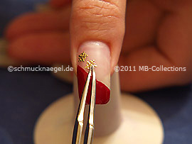 Pinzette und ein Nail-Tattoo